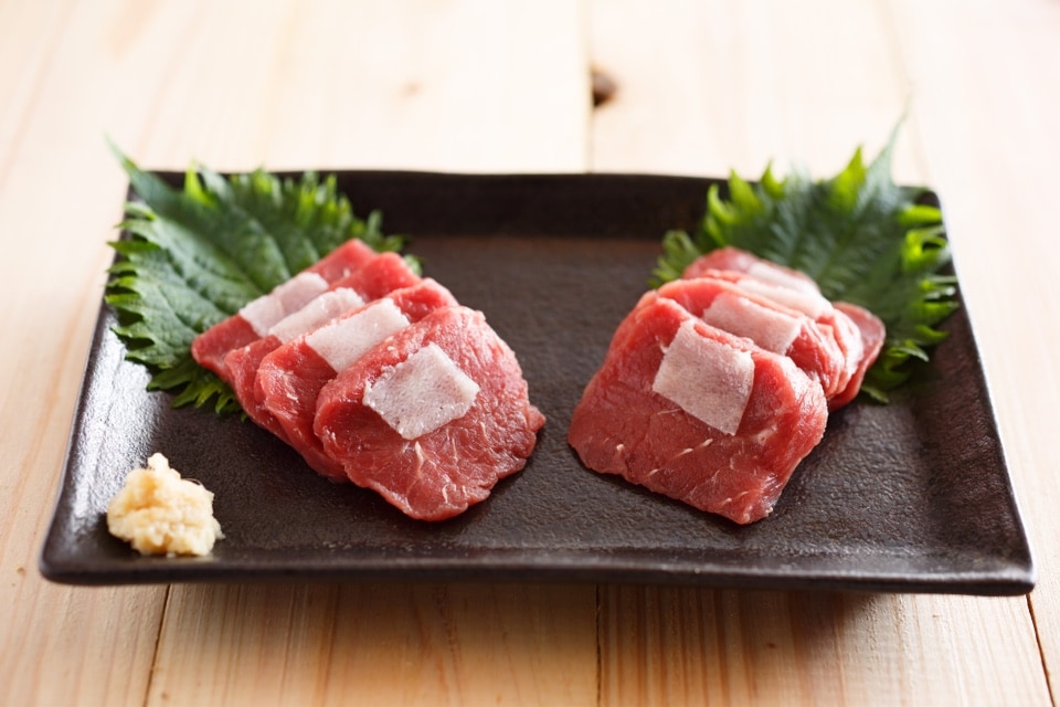 鯨刺身（赤身と本皮）