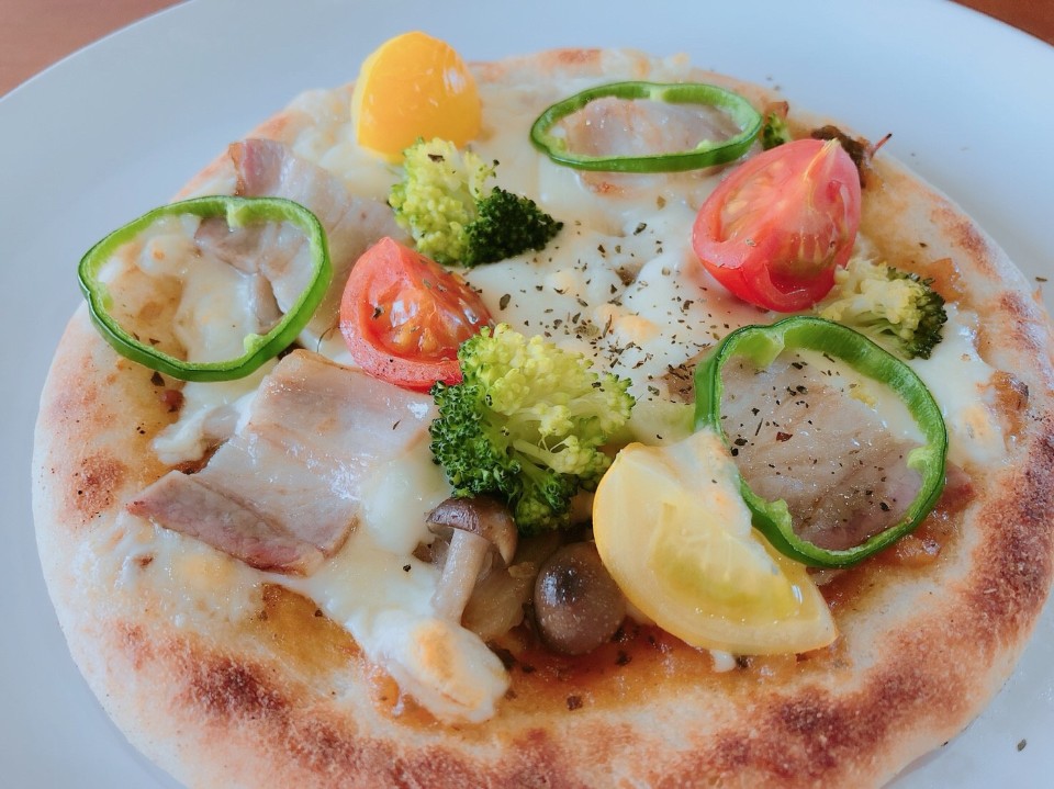 八百ちゃんトマトとベーコンのピザ　セット