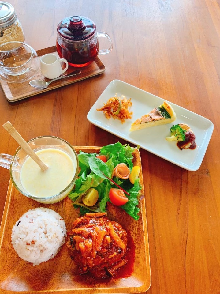 【こだわりランチセット】八百ちゃんトマトソースの煮込みハンバーグセット