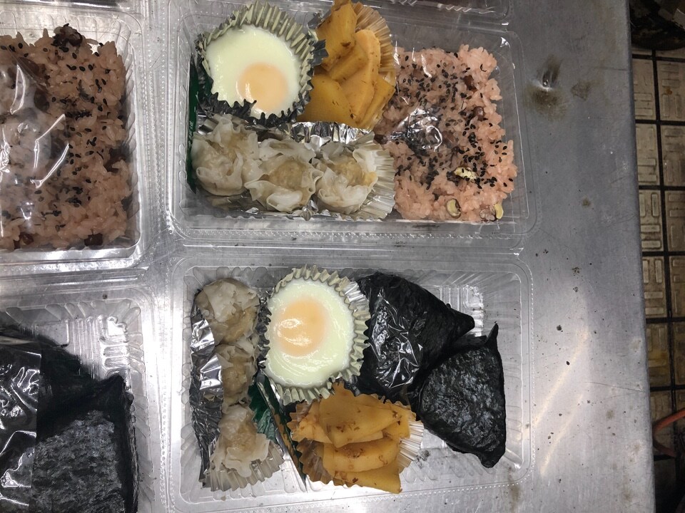 おかず入り日替わり弁当〈赤飯〉