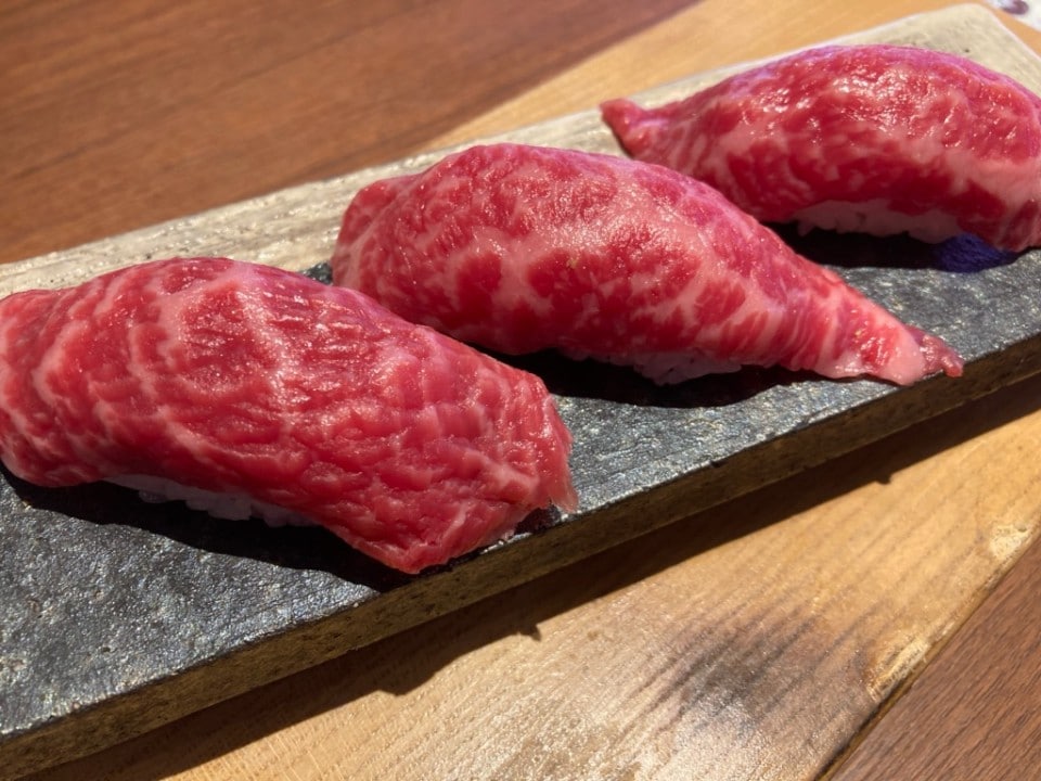 漢方牛炙り寿司（３貫）