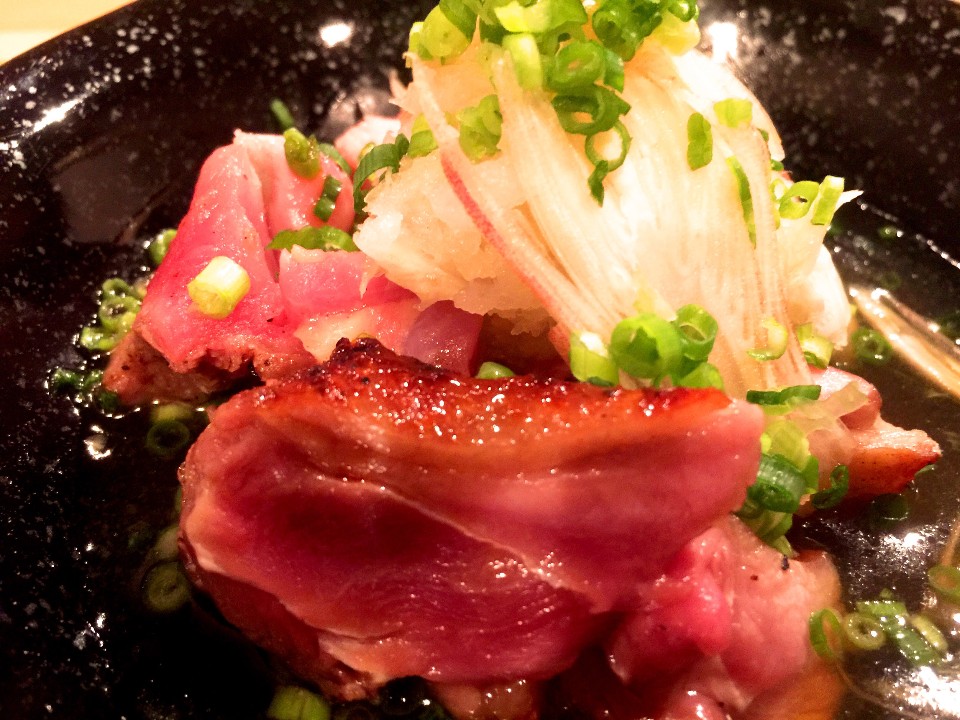 炭火でカリッと！地鶏のタタキ