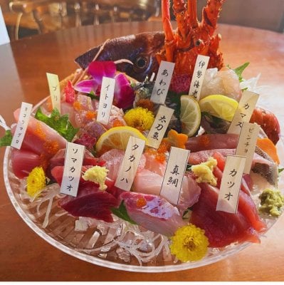 地魚に鮑、伊勢海老、鮪にいくらなど贅沢な内容の豪華絢爛『ほんじつのさかな』おさしみ定食　玉手箱