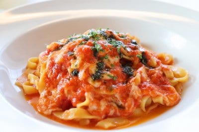 爽やか！バジル＆ガーリックトマトソースパスタ