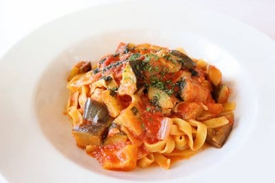 ヘルシー！野菜たっぷりのトマトソースパスタ