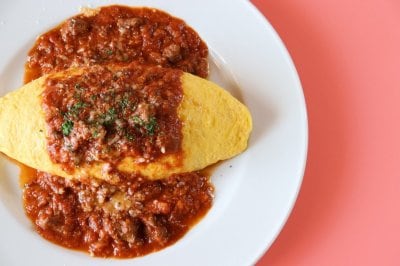 お肉がごろっ！まんぷくミートソースオムライス