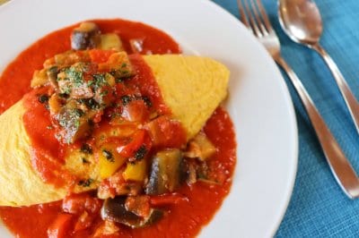 ヘルシー！野菜たっぷりのトマトソースオムライス