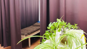 仙台の整骨院ならいこいのもり整骨院|仙台で肩こり、腰痛、冷え性の方|仙台で交通事故の後遺症でお悩みの方|身体の不調や冷え性は岩盤で温めながら。女性でも安心してお越しいただける整骨院です。